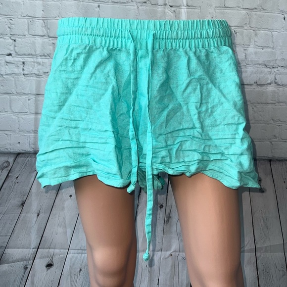 Vineyard Vines Pants - Vineyard Vines Green / Blue & Pink Bedazzled shorts size M